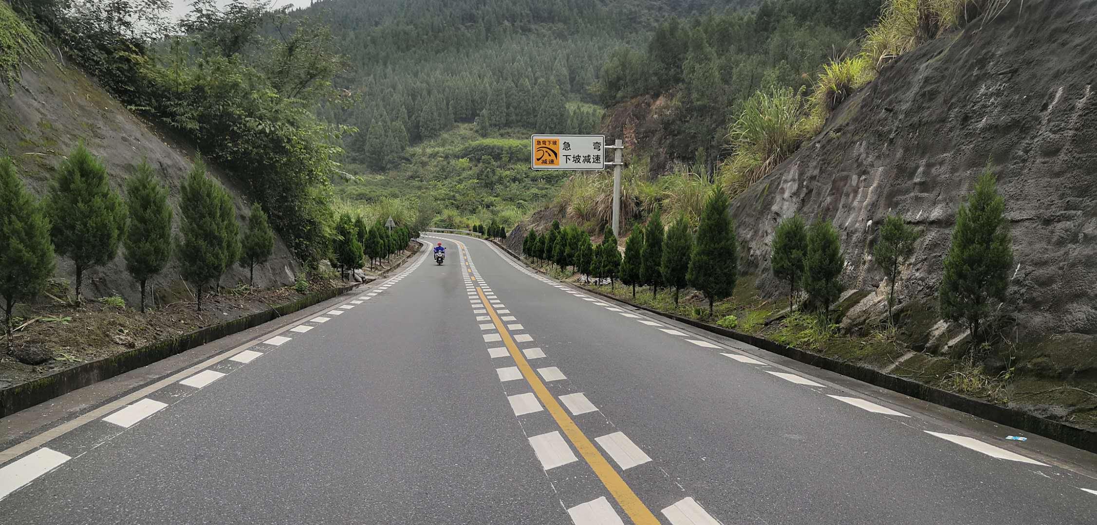保靖县公路部门完成国省干线公路长陡坡安全隐患处治
